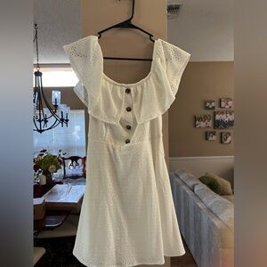 New white lined above the knee sundress by Speechless.